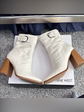 Like New Nine West Taress Ivory Leather Booties Size 6